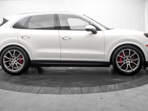 Used 2025 Porsche Cayenne S AWD/4WD image 2