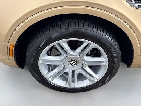 Used 2019 Bentley Bentayga image 38