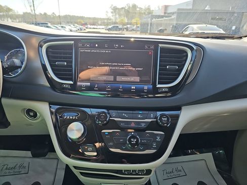 Used 2023 Chrysler Pacifica Touring-L image 25