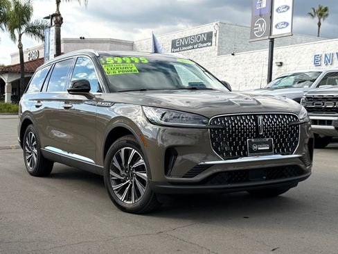 Used 2025 Lincoln Aviator AWD image 2