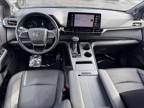 Used 2022 Toyota Sienna XSE image 5