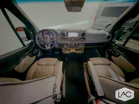 Used 2023 Mercedes-Benz Sprinter 2500 image 21