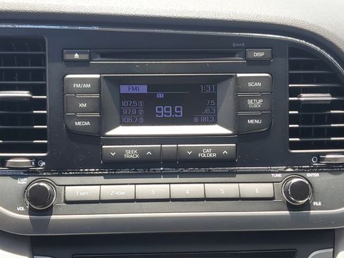 Used 2017 Hyundai Elantra SE image 19