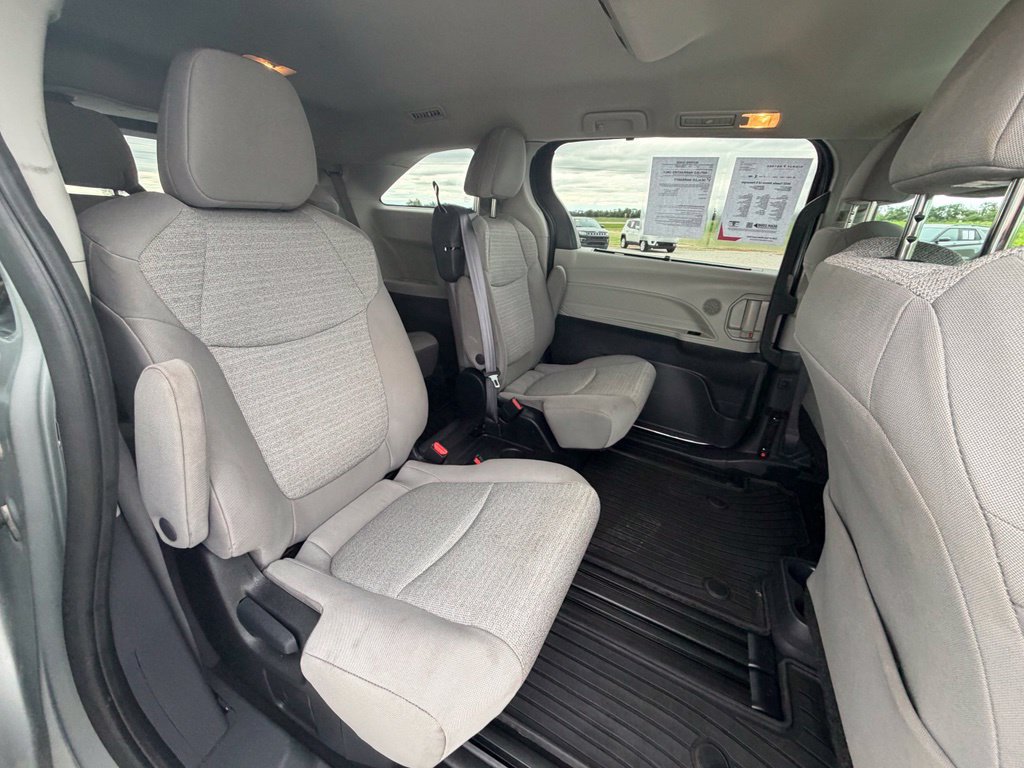 Used 2022 Toyota Sienna LE AWD/4WD image 26