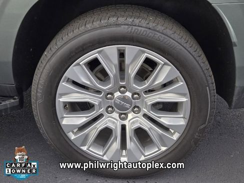 Used 2023 Chevrolet Suburban Premier image 16