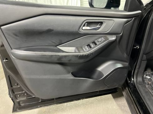 Used 2025 Nissan Rogue SV FWD image 18