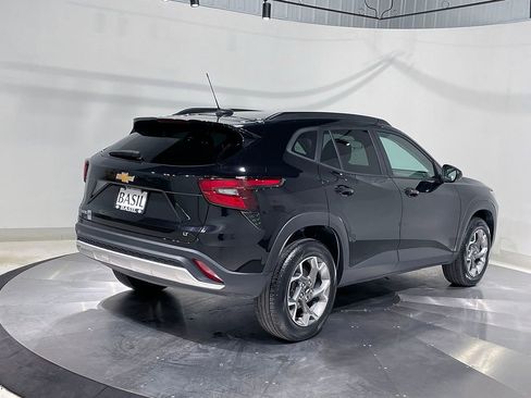 Used 2025 Chevrolet Trax LT w/ LT Convenience Package FWD image 11
