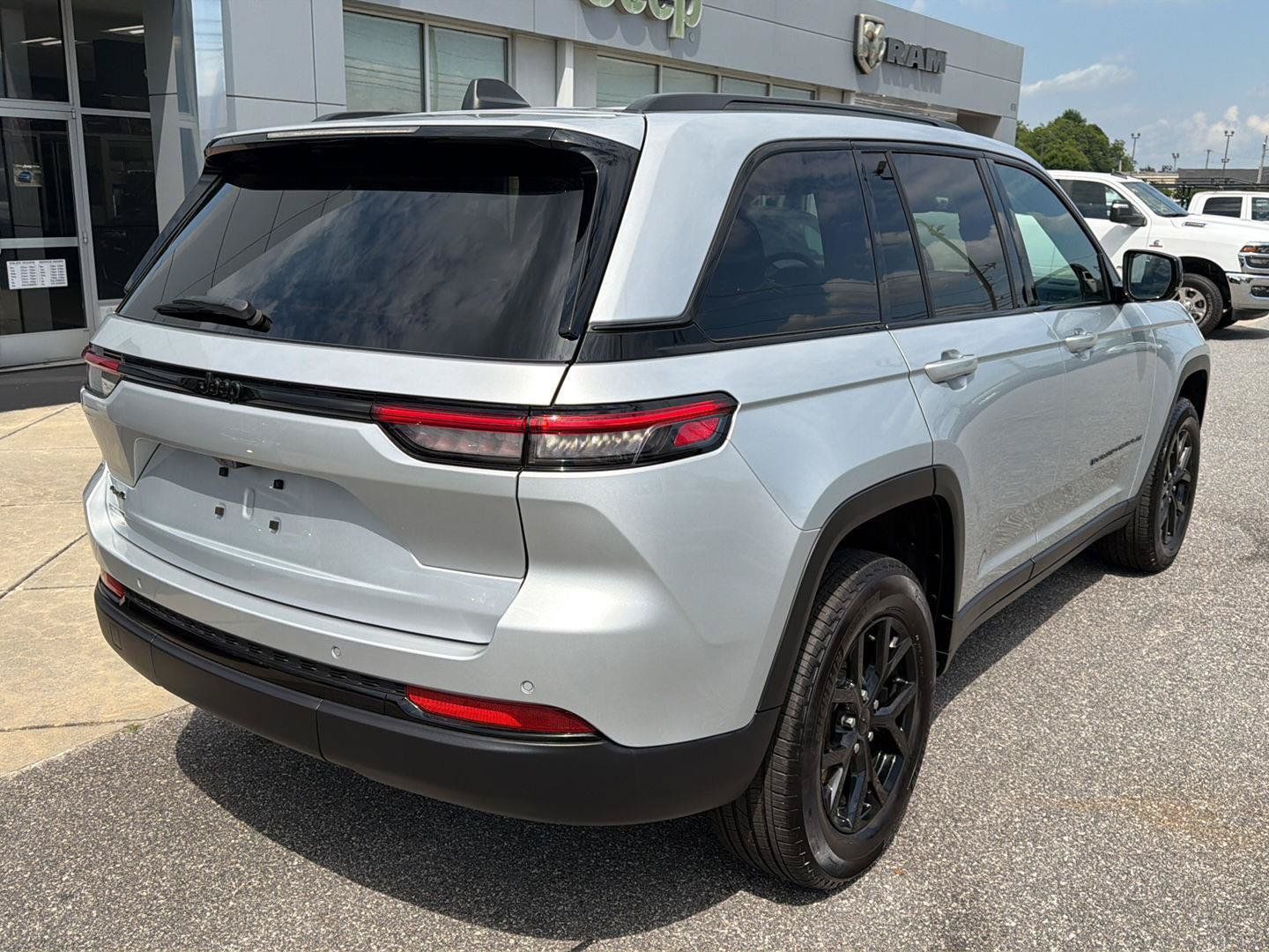 Used 2024 Jeep Grand Cherokee Altitude AWD/4WD image 20
