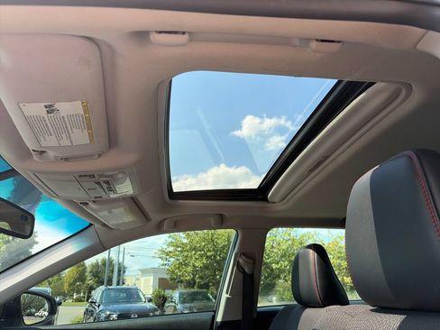 Used 2016 Toyota Camry SE w/ Moonroof Package FWD image 16