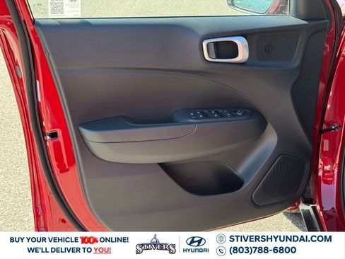 Certified 2025 Hyundai Venue SE image 19