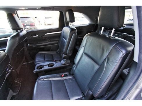 Used 2018 Toyota Highlander XLE AWD/4WD image 14