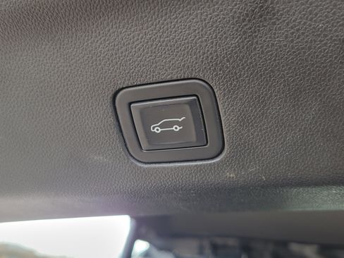 Used 2023 Chevrolet Suburban High Country image 9