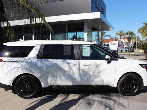 Certified 2025 Kia Carnival image 10