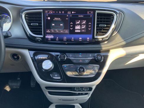 Used 2022 Chrysler Pacifica Touring-L image 34