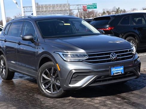 Used 2023 Volkswagen Tiguan SE image 2