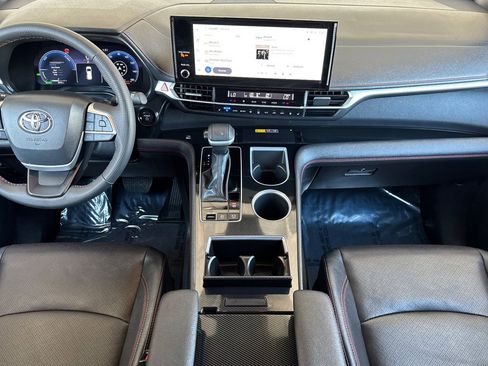 Used 2025 Toyota Sienna XSE w/ XSE Premium Package image 13