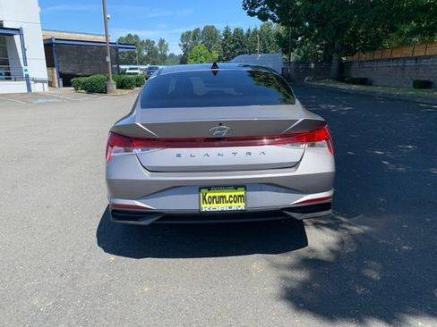 Used 2023 Hyundai Elantra SEL w/ Preferred Accessory Package FWD image 4