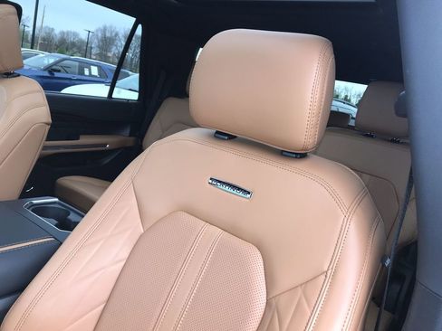 Used 2024 Ford Expedition Platinum image 11