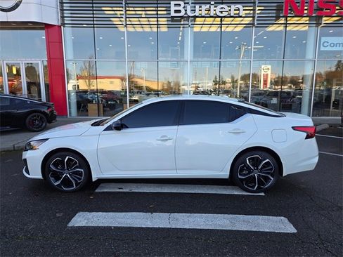 Used 2024 Nissan Altima 2.5 SR w/ SR Premium Package image 11