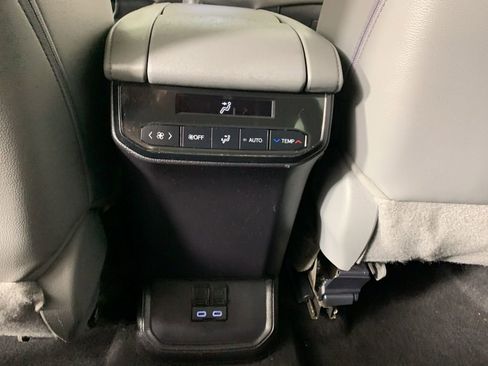 Used 2023 Toyota Highlander XLE AWD/4WD image 38