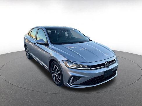 Used 2025 Volkswagen Jetta SE image 1