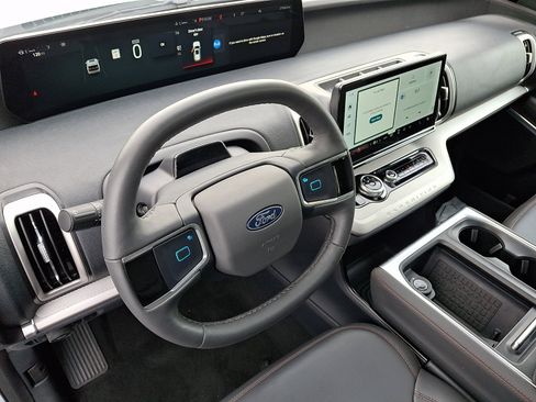 Used 2025 Ford Expedition Active image 18