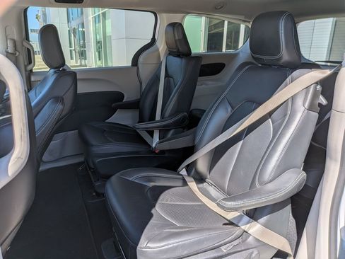 Used 2024 Chrysler Pacifica Select image 11