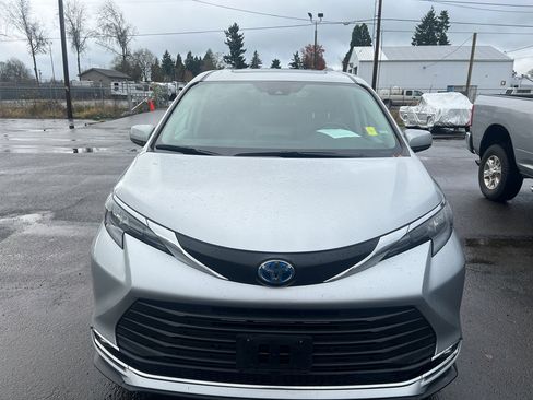 Used 2024 Toyota Sienna XLE image 8
