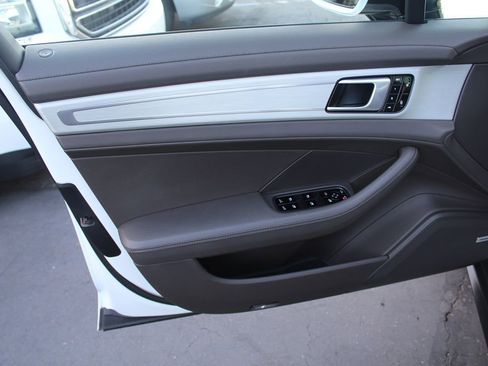 Used 2018 Porsche Panamera 4 image 15