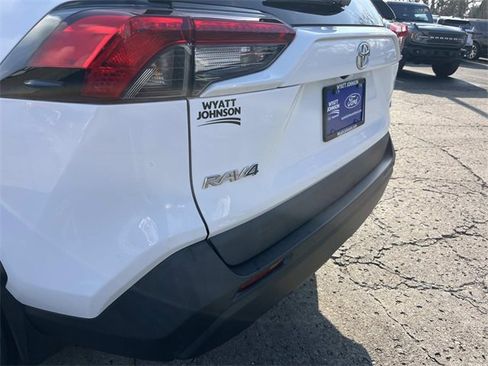 Used 2021 Toyota RAV4 LE image 10