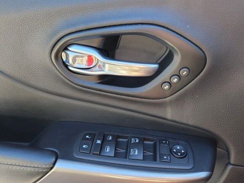 Used 2022 Jeep Cherokee Limited image 35