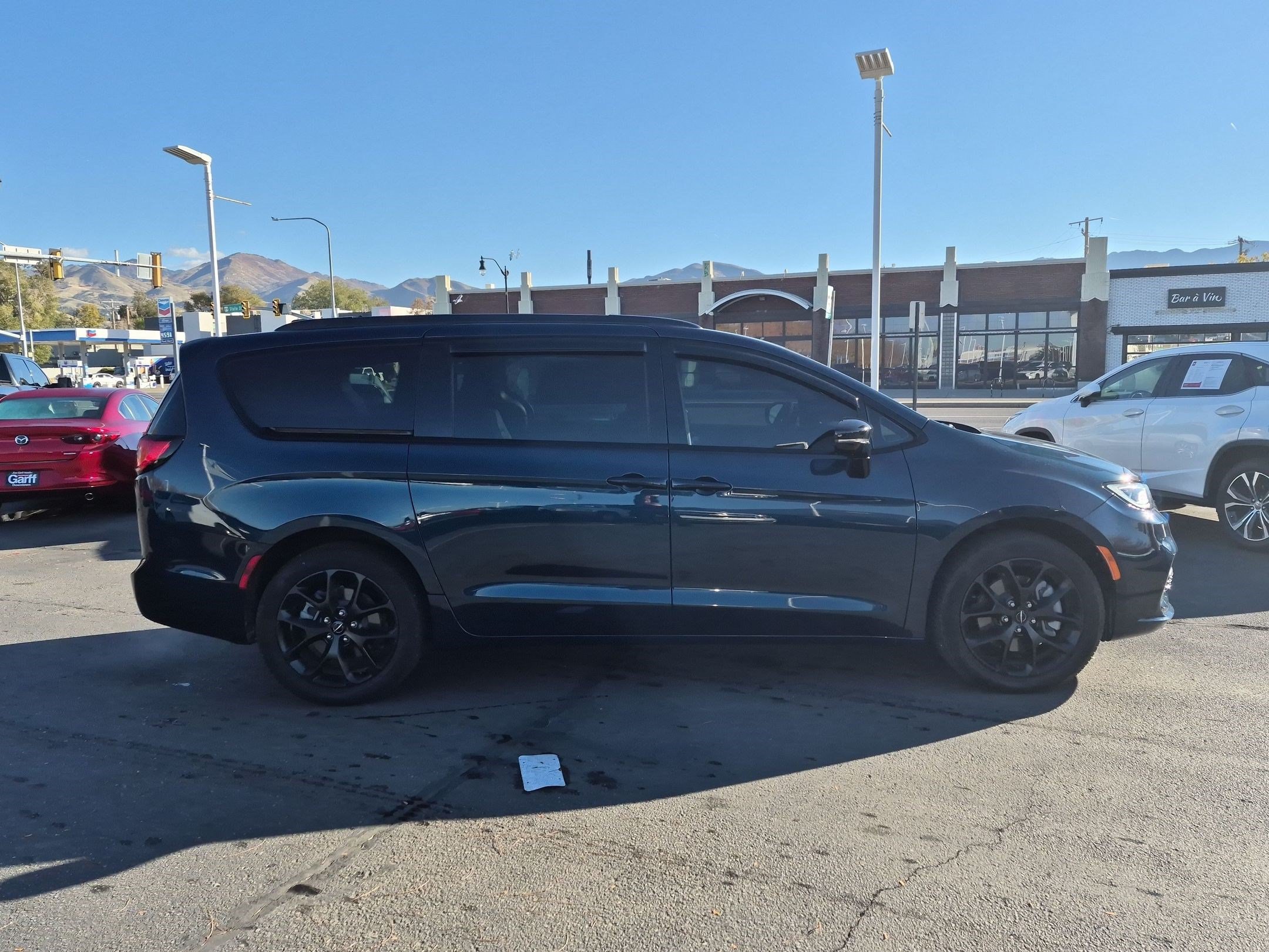 Used 2025 Chrysler Pacifica Limited AWD/4WD image 2