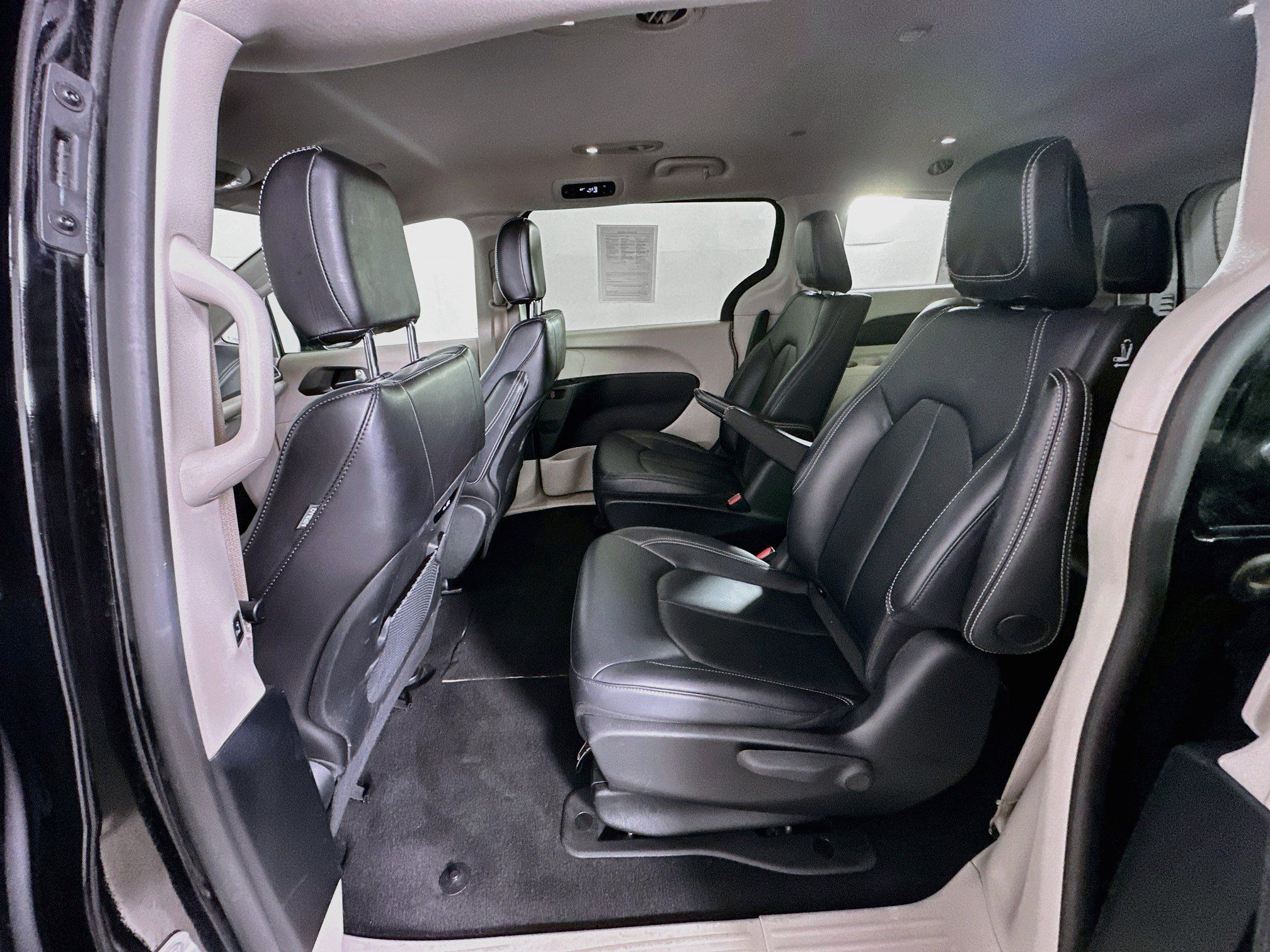 Used 2024 Chrysler Pacifica Limited FWD image 25