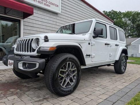 Used 2025 Jeep Wrangler Unlimited Sahara AWD/4WD image 2