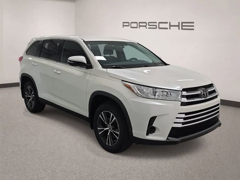 Used 2019 Toyota Highlander LE AWD/4WD image 8