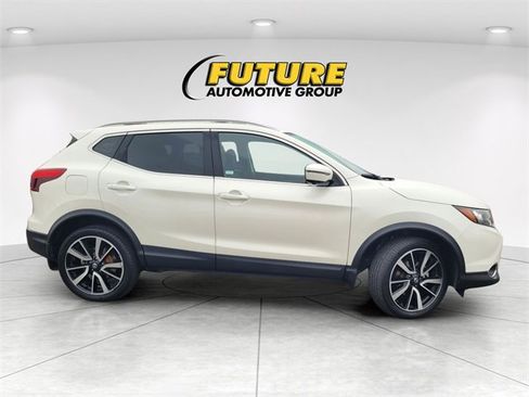 Used 2017 Nissan Rogue Sport SL image 3