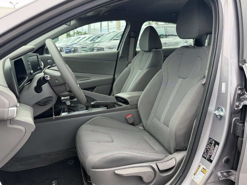 Used 2025 Hyundai Elantra SE FWD image 9