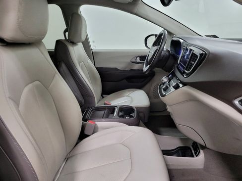 Used 2019 Chrysler Pacifica Touring-L FWD image 21