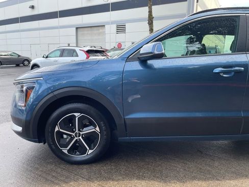 Used 2025 Kia Niro EX image 8