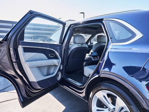 Used 2025 Bentley Bentayga Extended Wheelbase AWD/4WD image 27