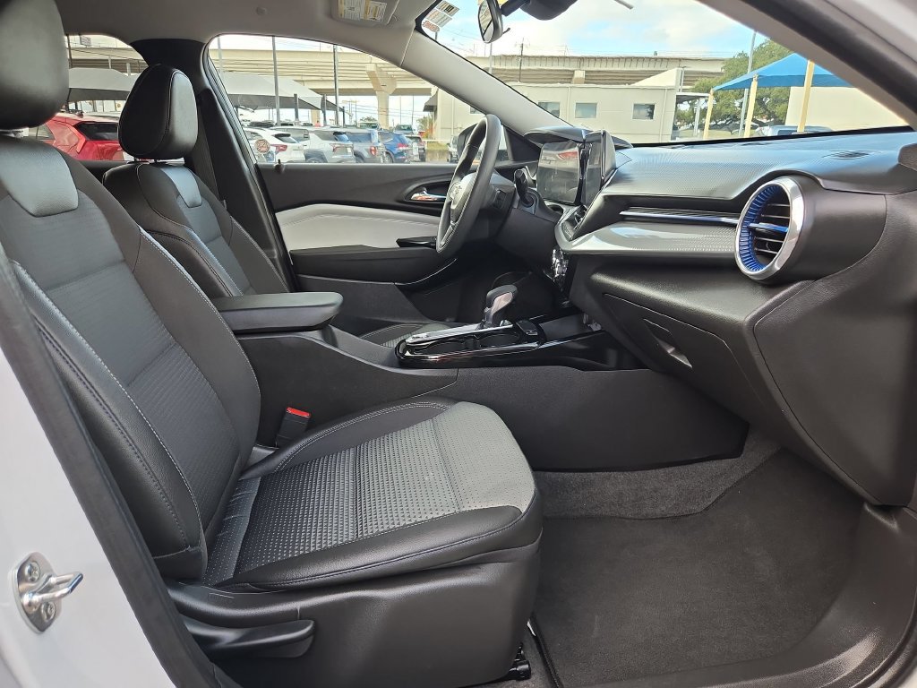 Used 2026 Chevrolet Trax LT FWD image 32