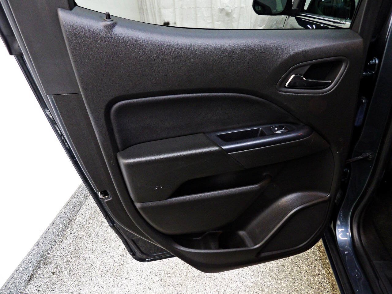 Used 2015 Chevrolet Colorado LT w/ LT Convenience Package AWD/4WD image 9