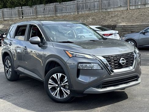 Used 2023 Nissan Rogue SV image 3