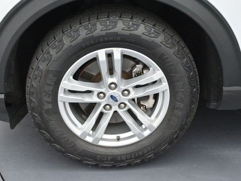 Used 2023 Ford Explorer XLT w/ Equipment Group 202A AWD/4WD image 38