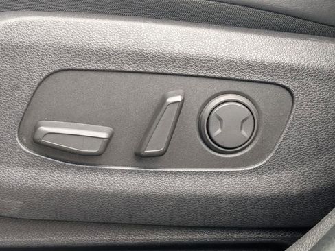 Used 2024 Kia Carnival LX FWD image 23