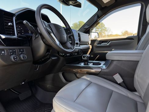 Used 2025 Chevrolet Silverado 1500 LT Trail Boss w/ Convenience Package II AWD/4WD image 14
