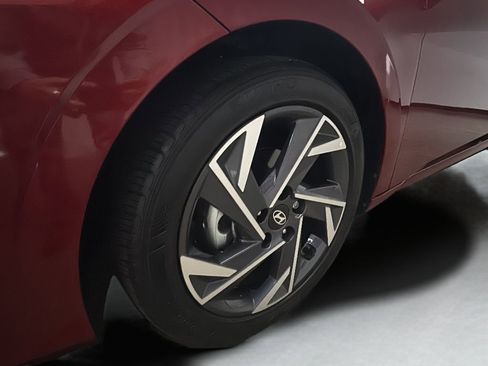 Used 2025 Hyundai Elantra SEL image 4