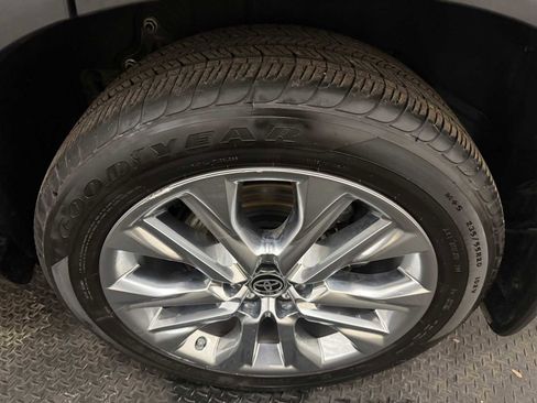 Used 2024 Toyota Highlander Limited image 9