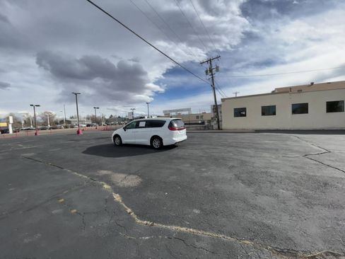 Used 2025 Chrysler Pacifica Select image 14