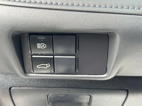 Used 2022 Toyota Highlander LE AWD/4WD image 15